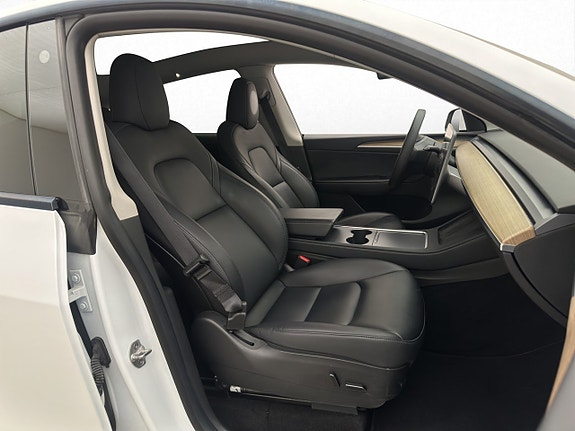 Tesla Model Y 27 of 30
