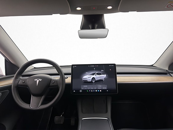 Tesla Model Y 26 of 30