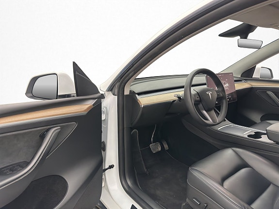 Tesla Model Y 11 of 30