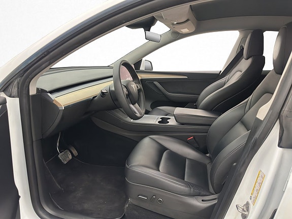 Tesla Model Y 12 of 30