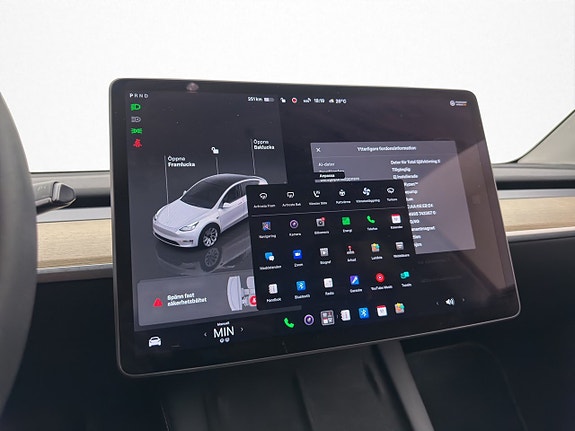 Tesla Model Y 24 of 30