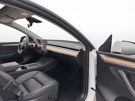 Tesla Model Y 28 of 30