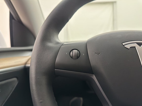 Tesla Model Y 15 of 30