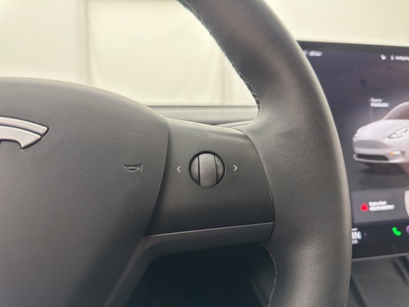 Tesla Model Y 16 of 30