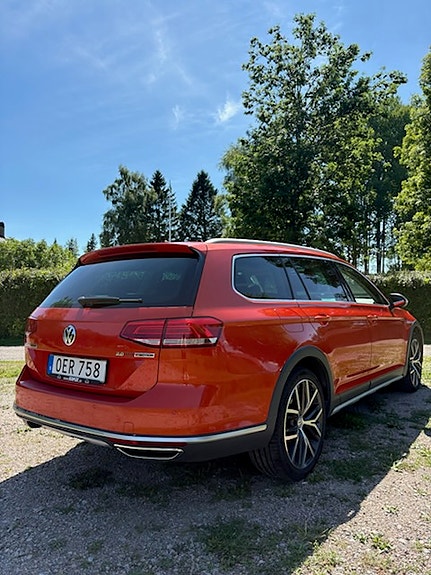 Volkswagen Passat Alltrack 3 of 6