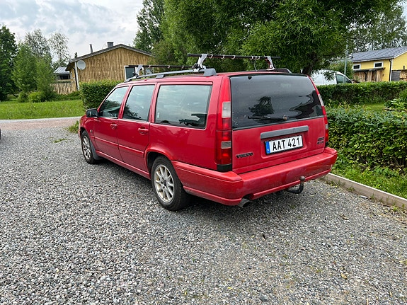 Volvo V70 3 of 5