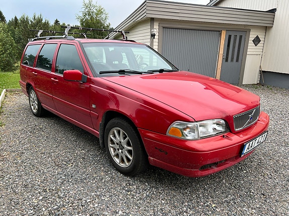 Volvo V70 2 of 5