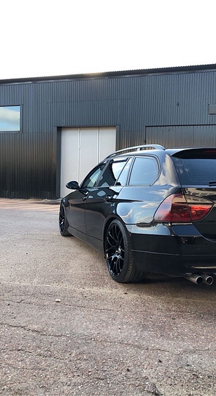 BMW 325i 2 of 4
