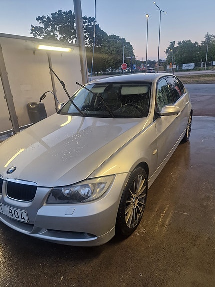 BMW 320i 2 of 5