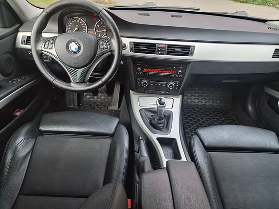 BMW 320i 4 of 5