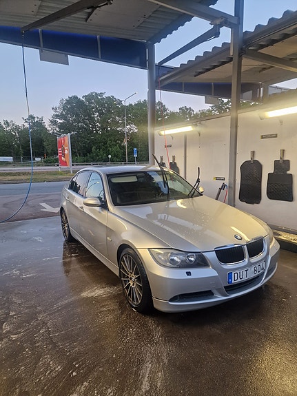 BMW 320i 3 of 5