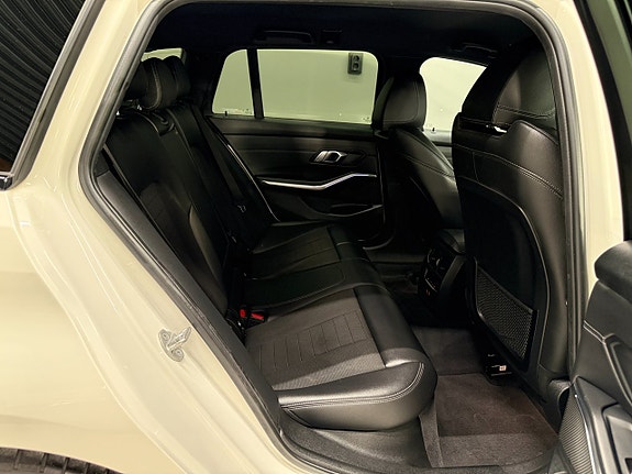 BMW 330e 13 of 26