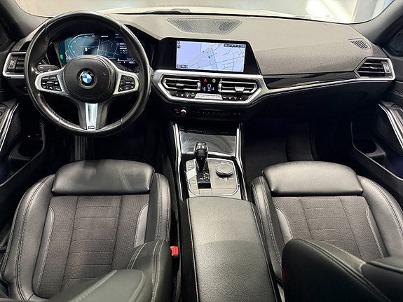 BMW 330e 14 of 26