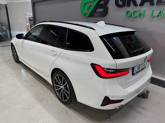 BMW 330e 4 of 5