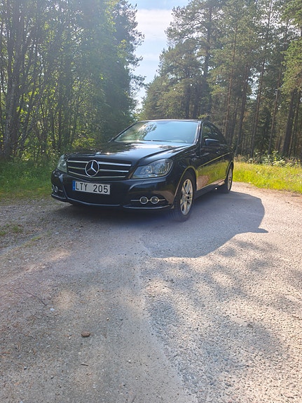 Mercedes-Benz C220 3 of 5