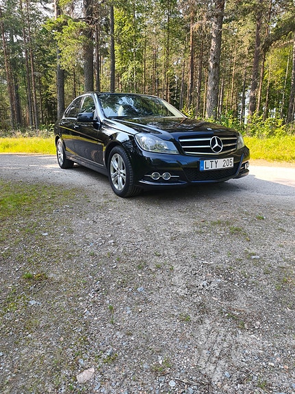 Mercedes-Benz C220 2 of 5