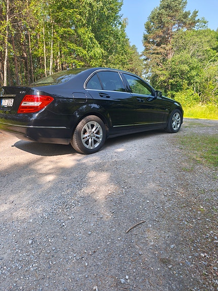 Mercedes-Benz C220 4 of 5
