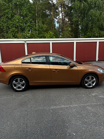 Volvo S60 2 of 5