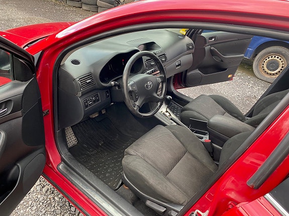 Toyota Avensis 3 of 9
