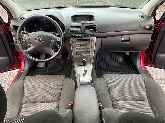 Toyota Avensis 2 of 9