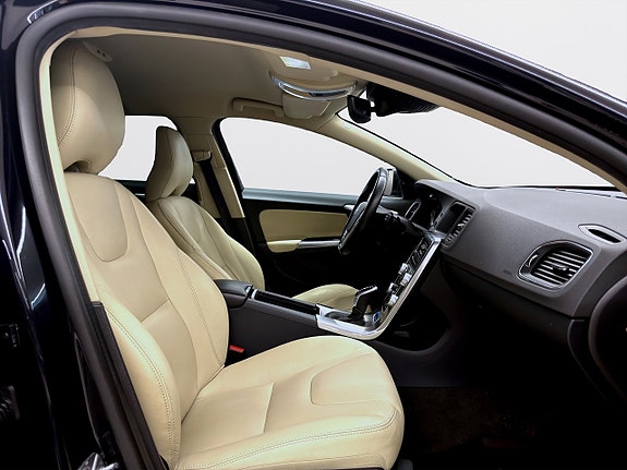 Volvo V60 11 of 19