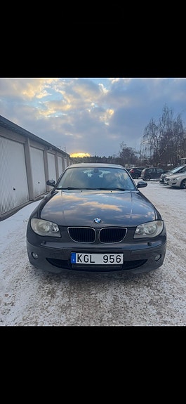 BMW 120i 3 of 5