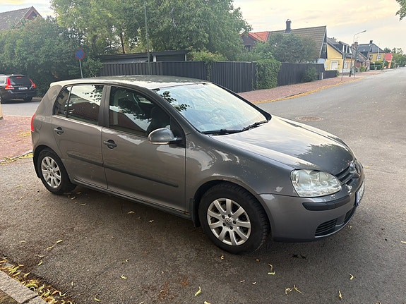 Volkswagen Golf V 2 of 5