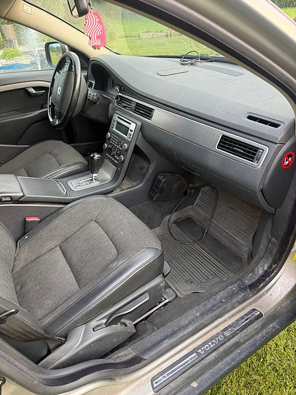 Volvo XC70 2 of 3