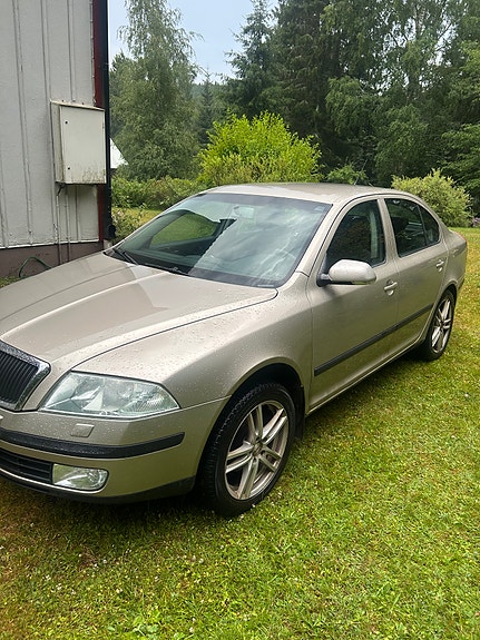 Skoda Octavia 2 of 5