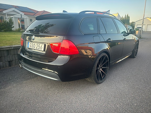 BMW 320i 4 of 5