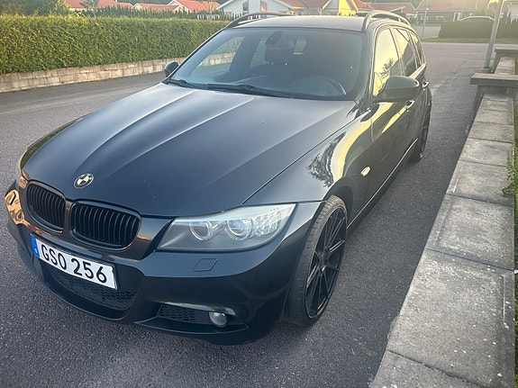 BMW 320i 2 of 5