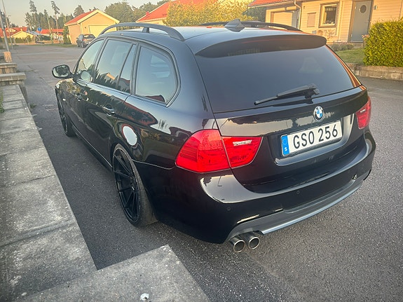 BMW 320i 3 of 5