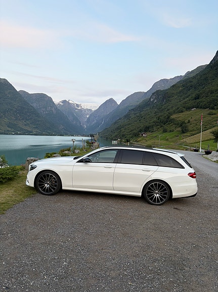 Mercedes-Benz E220 2 of 9