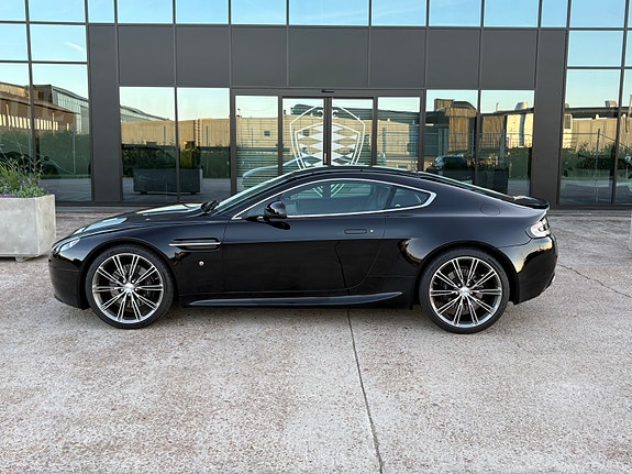 Aston Martin V8 Vantage 2 of 5