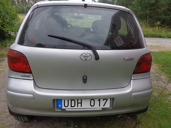 Toyota Yaris 8 of 30