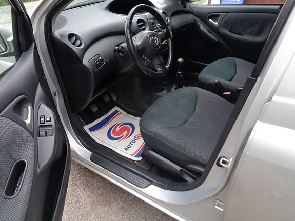 Toyota Yaris 22 of 30