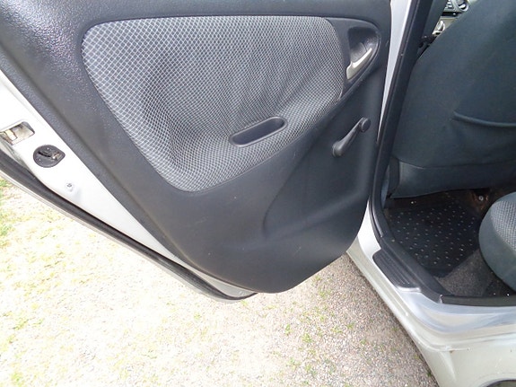 Toyota Yaris 21 of 30