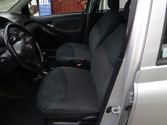Toyota Yaris 14 of 30