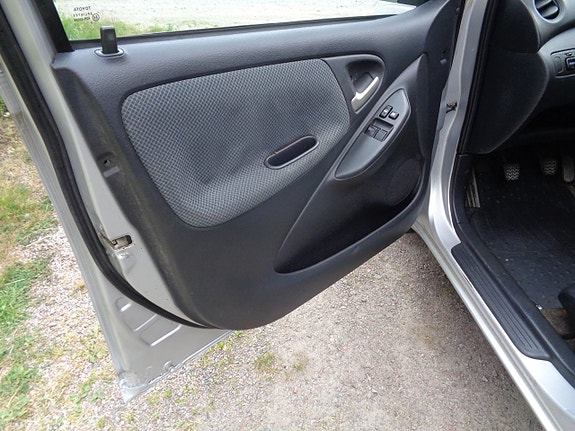 Toyota Yaris 18 of 30