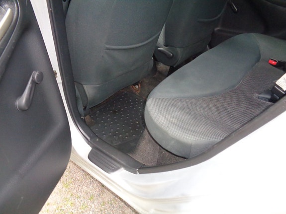 Toyota Yaris 17 of 30