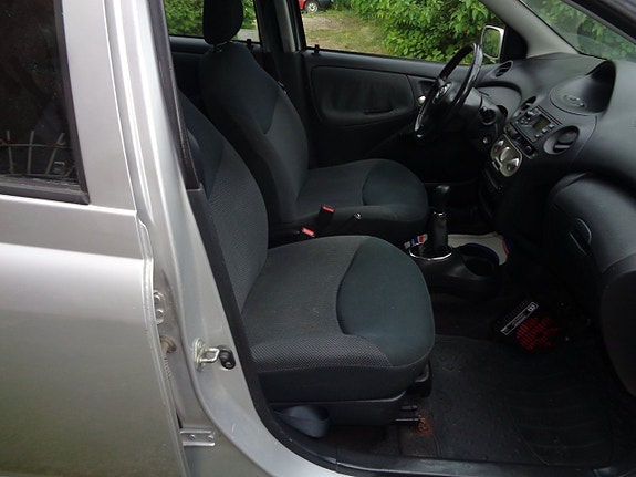 Toyota Yaris 25 of 30