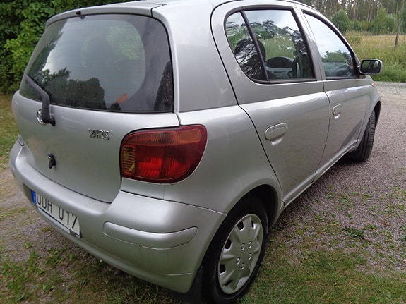 Toyota Yaris 13 of 30