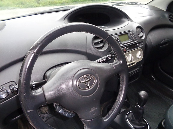 Toyota Yaris 15 of 30