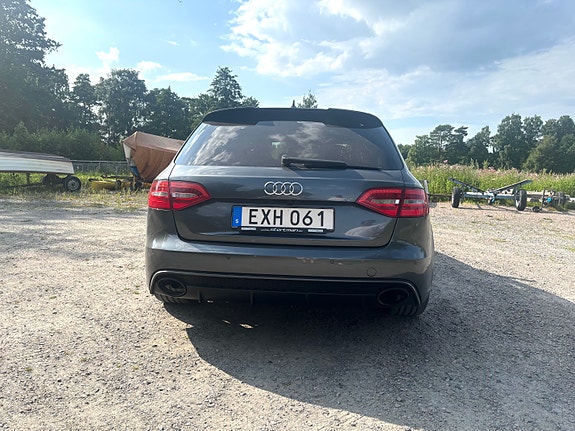 Audi RS4 3 of 5