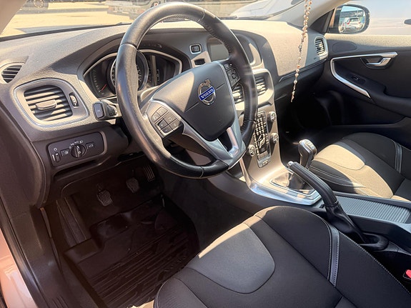 Volvo V40 2 of 8