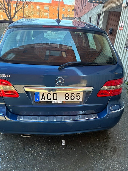 Mercedes-Benz B180 7 of 9