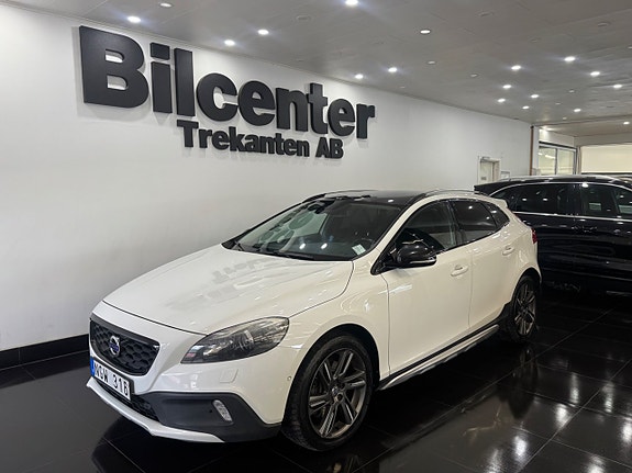 Volvo V40 Cross Country 2 of 12