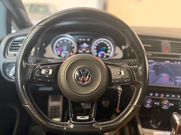 Volkswagen Golf VII 12 of 19