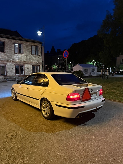 BMW 523i 3 of 5