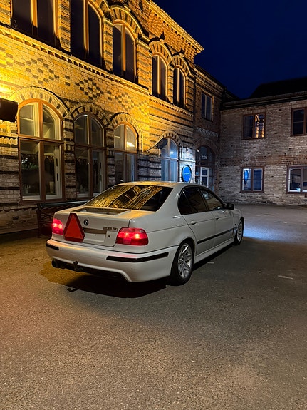 BMW 523i 4 of 5